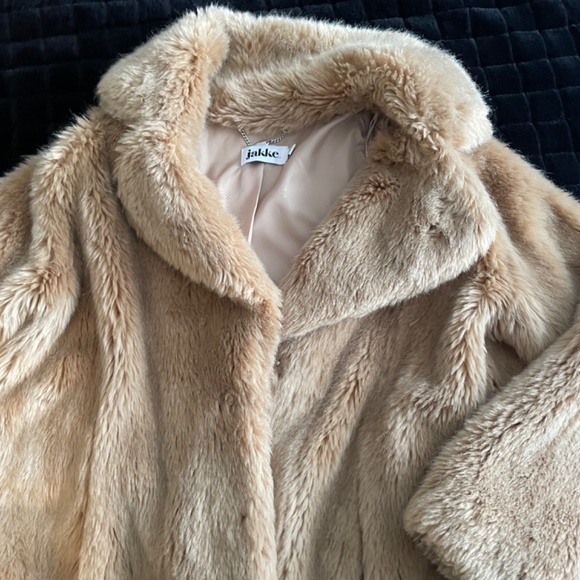 Faux fur oversized jacket by Jakke - Picture 4 of 9